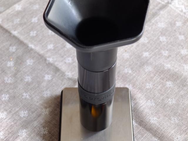 The Aeropress funnel perfectly fits to the Aergrind